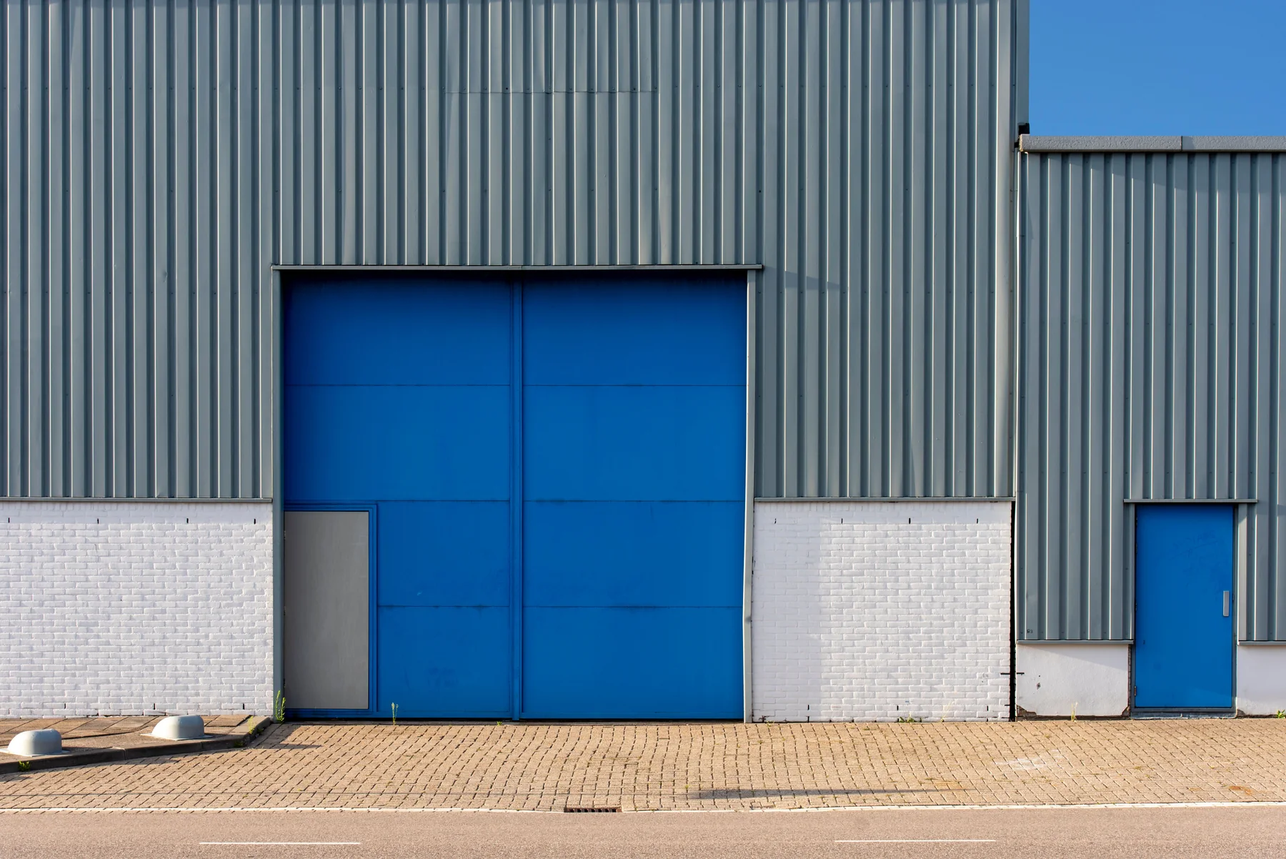 Fassade einer Logistikhalle mit Laderampen als Symbolfoto
